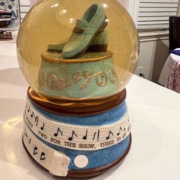 Elvis Presley musical snow globe - Picture 4 of 7